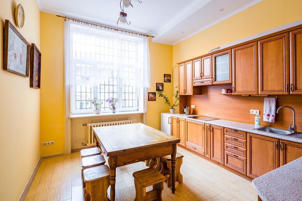 Apartments On Valova 9 リヴィウ エクステリア 写真